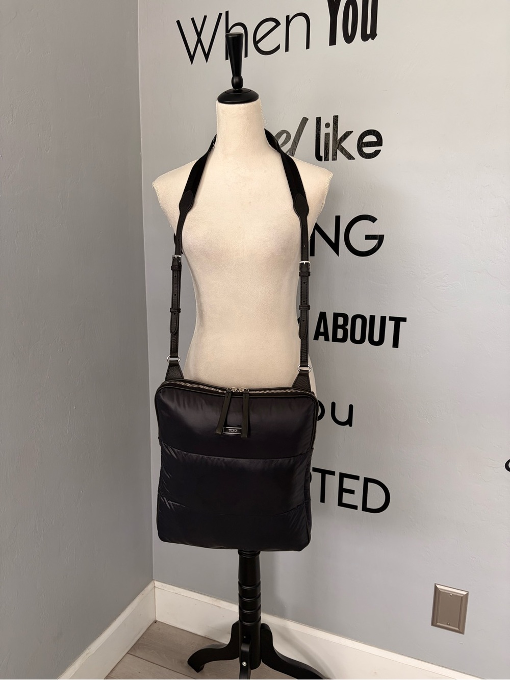 NWOT Tumi Black Puffer Laptop Crossbody Bag - Picture 3 of 12